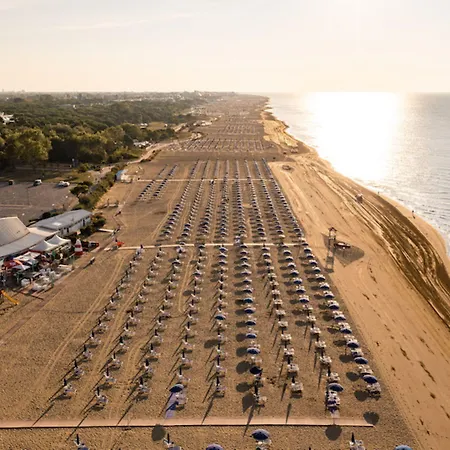 Relax And Fun By The Pool Апартаменти